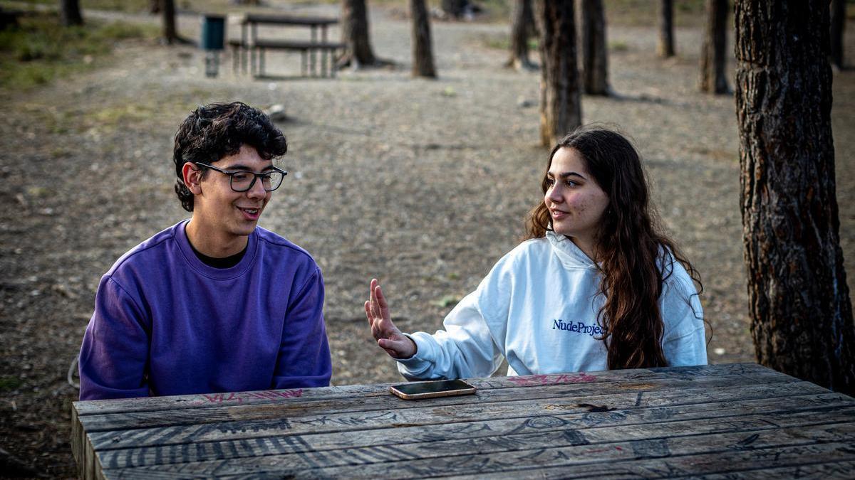 Arnau Vallés y Ariadna De la Rosa, de 16 años, durante su charla sobre la ley ’solo sí es sí’.