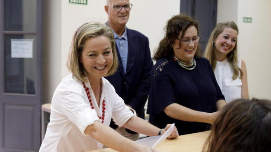 Ana Oramas (i.), José Manuel Pitti, Guadalupe González Taño y Verónica Meseguer, ayer al registrar las candidaturas de CC.