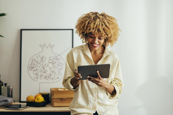 Una mujer leyendo un ebook en casa