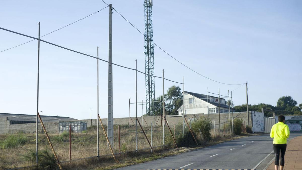 Una antena de telefonía en Os Rosales. |   // CASTELEIRO/ROLLER AGENCIA