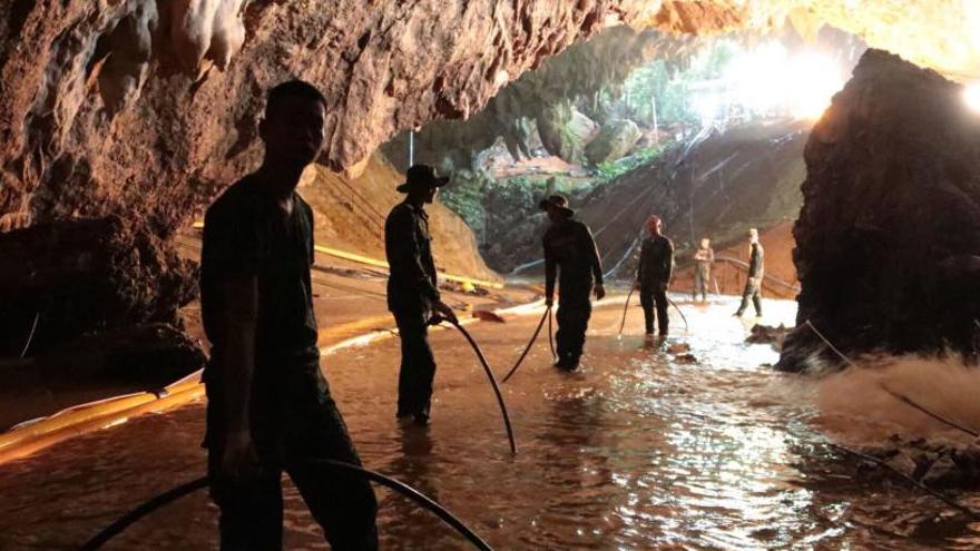 Los efectivos continúan trabajando en ayudar a los pequeños.