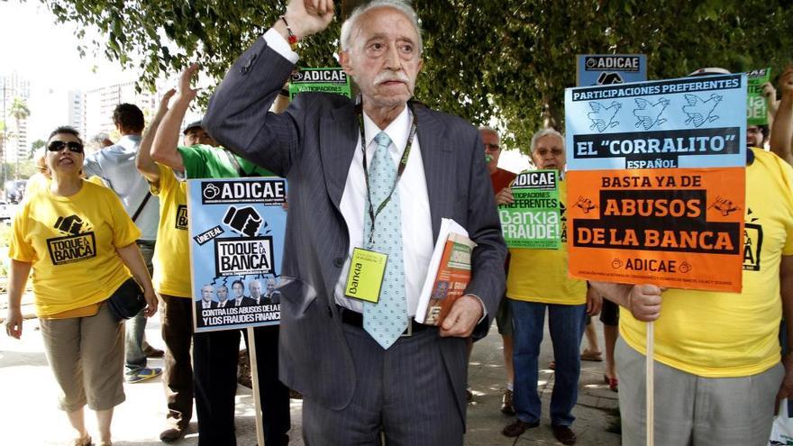 Manuel Pardos, en una protesta de Adicae ante la junta general de Bankia, en València.