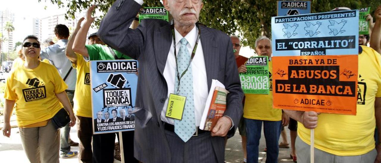 Manuel Pardos, presidente nacional de Adicae, protesta en una junta de Bankia.