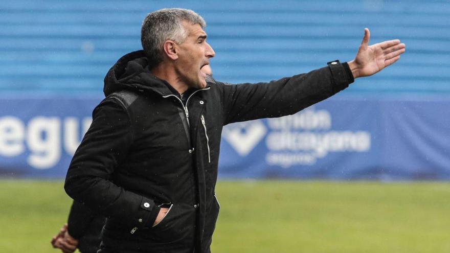 Vicente Parras, técnico del Alcoyano, da instrucciones durante un partido. | JUANI RUZ