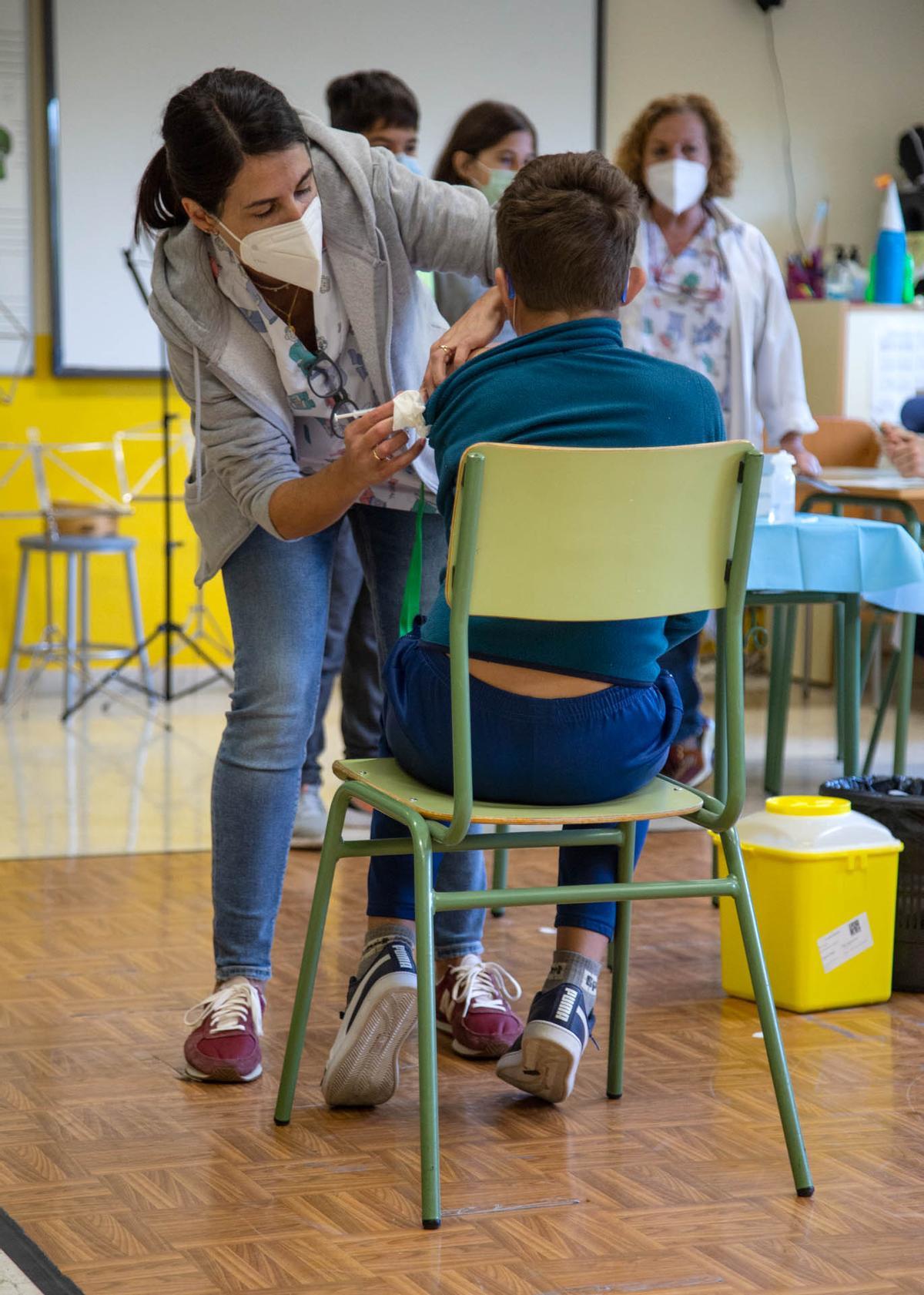 Arranca la vacunación de los niños de nueve a once años en colegios de Alicante