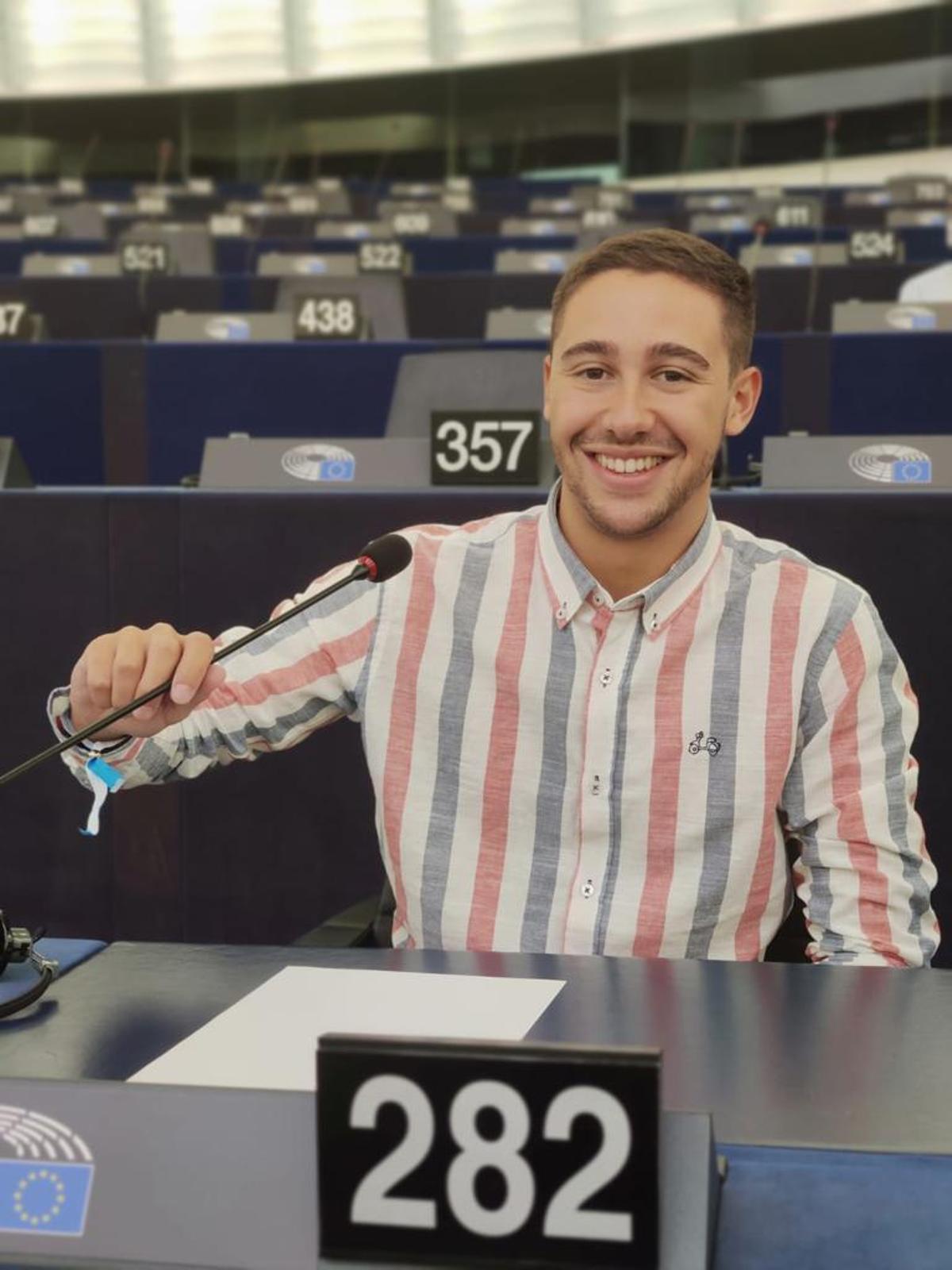 El zaragozano Álvaro Henche analiza en su grupo de debate cuestiones como la Educdación, el deporte o la justicia social.