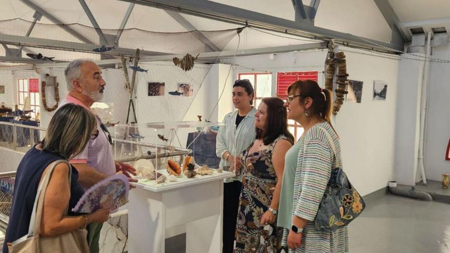 La alcaldesa y ediles, en la exposición. | S.Á.