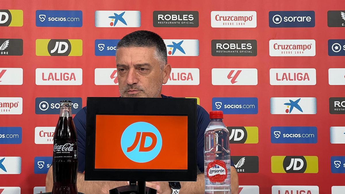 García Pimienta en la rueda de prensa previa al derbi sevillano en el Ramón Sánchez-Pizjuán