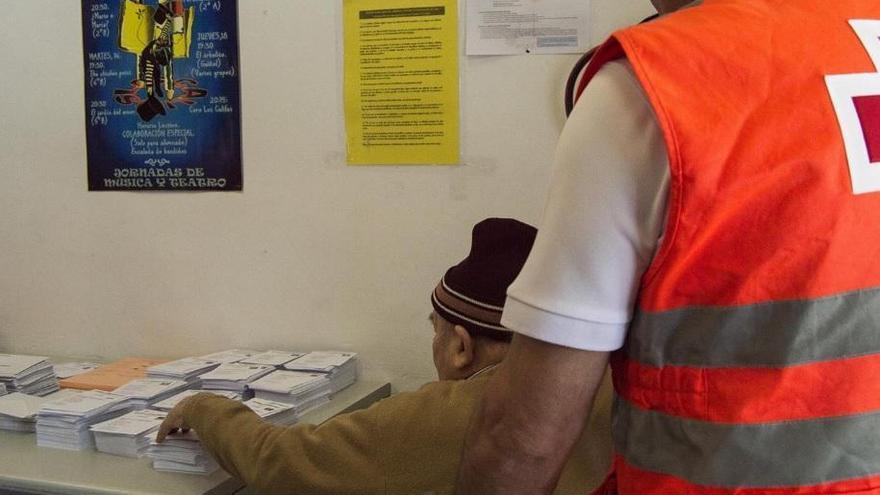 Cruz Roja Córdoba acompañó a votar a una treintena de personas mayores solas o con movilidad reducida