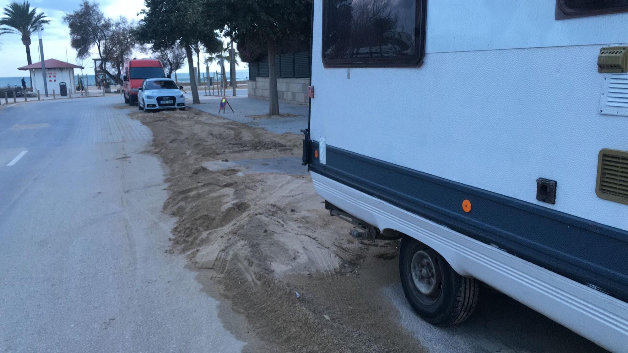 FOTOS| El tiempo en Mallorca: Grandes cantidades de arena invaden la primera línea de Ciudad Jardín, en Palma