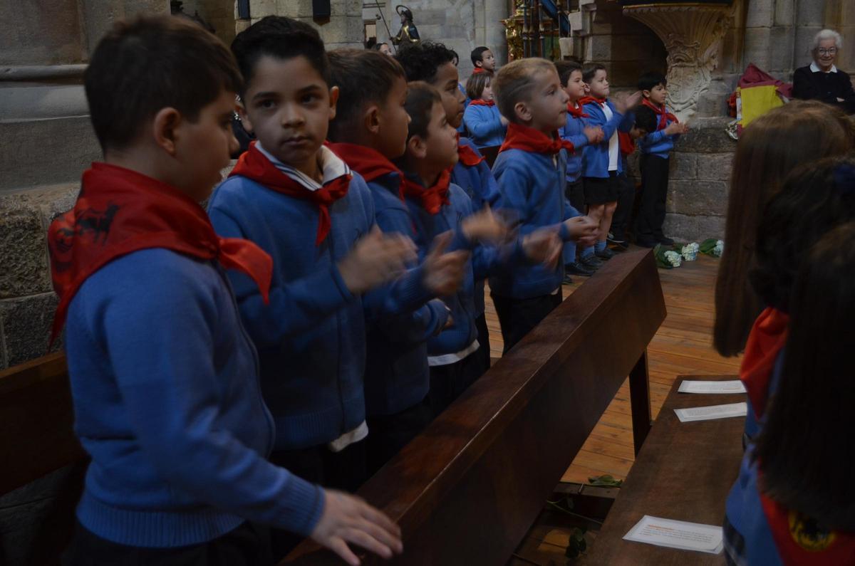 Ofrenda floral del colegio San Vicente de Paúl de Benavente a la Virgen de la Vega, en imágenes