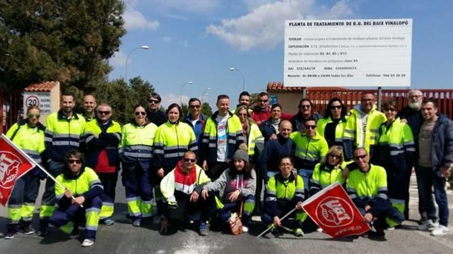 Un grupo de trabajadores de la planta de tratamiento de residuos de Els Cremats, en huelga a las puertas de las instalaciones.