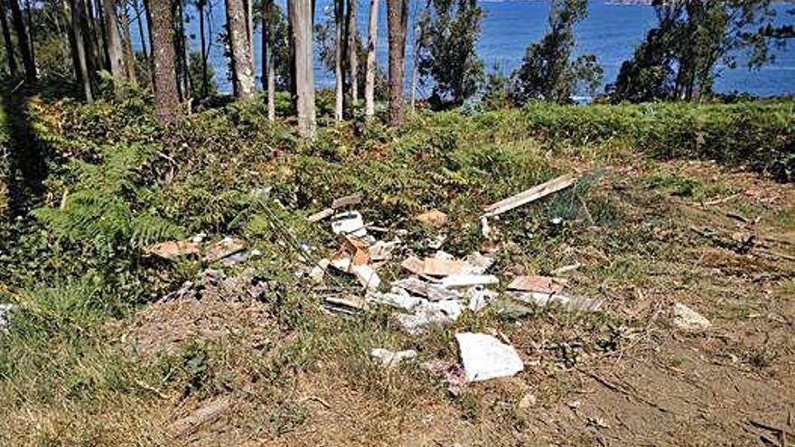 Depósito de escombros en la costa de Dexo en Oleiros.