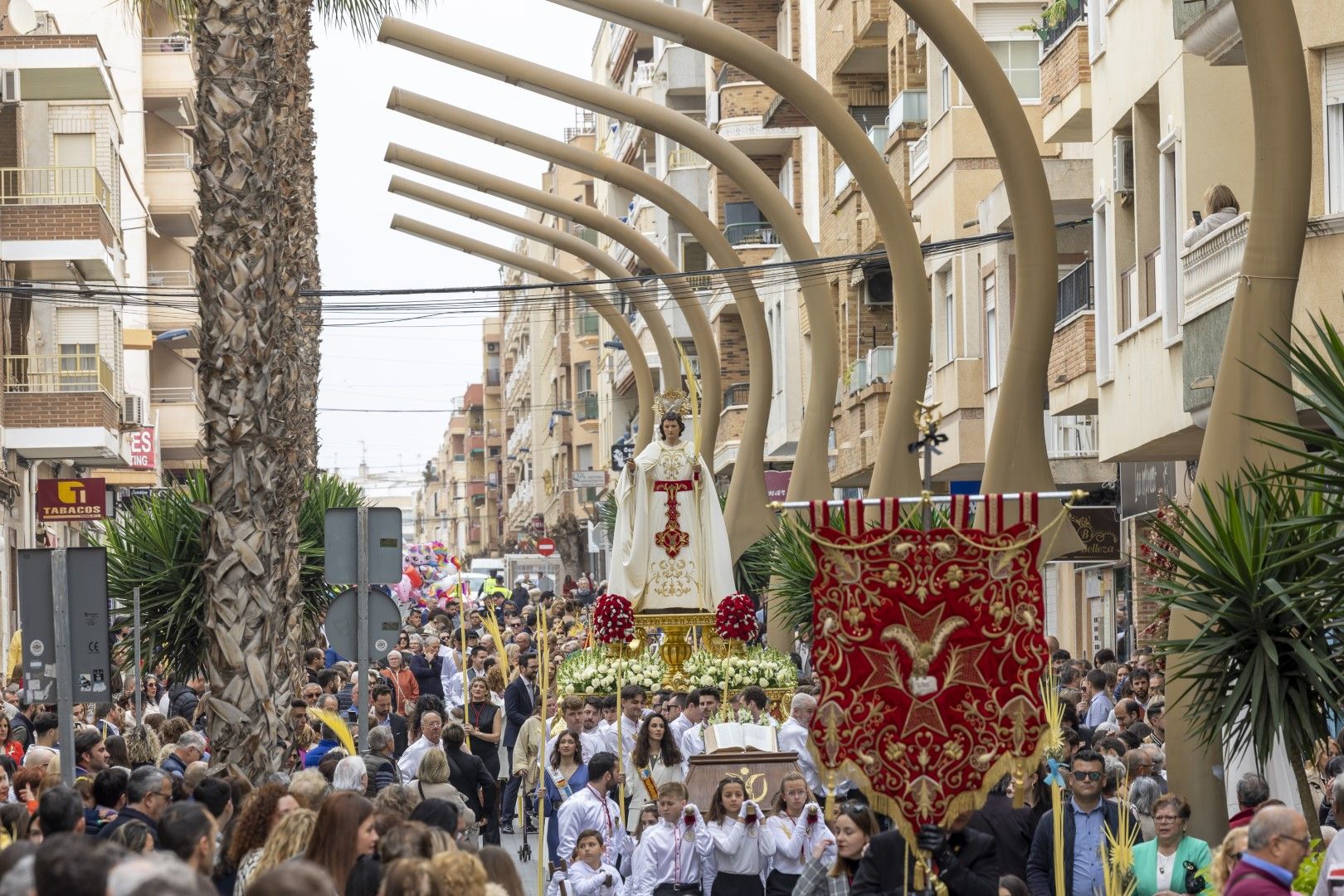Bendición y procesión de Las Palmas en Torrevieja de Domingo de Ramos en la Semana Santa 2024