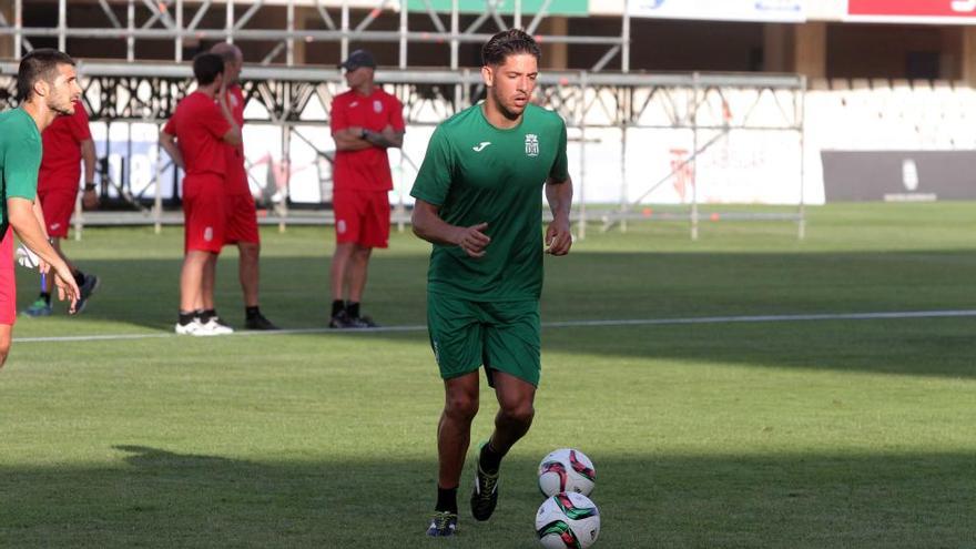 Sergio Jiménez durante la sesión de entrenamiento del FC Cartgena en el estadio Cartagonova.