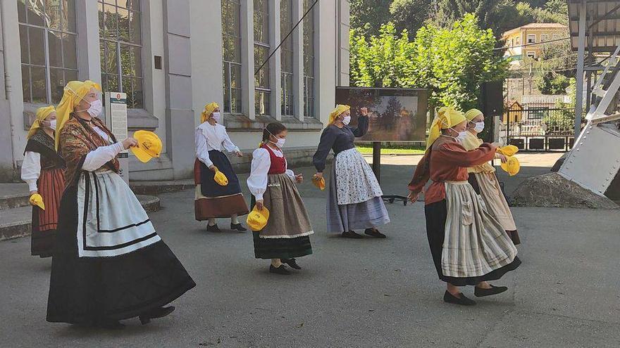 Componentes de L&#039;Enguedeyu, durante el baile de hip hop asturiano.