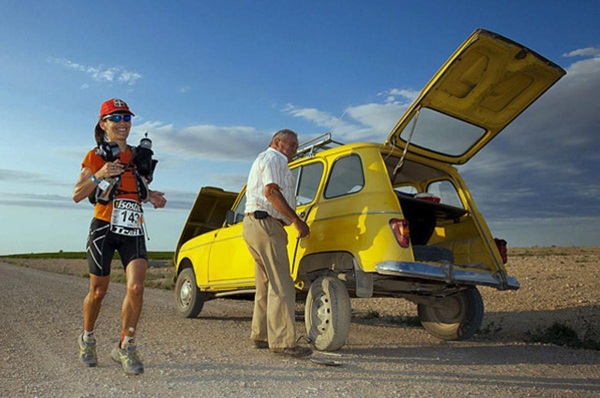L’atleta guipuscoana Leire Elosegui (esquerra) aconsegueix la victòria a la Isostar Desert Marathon 2012, disputada als Monegres (Saragossa).