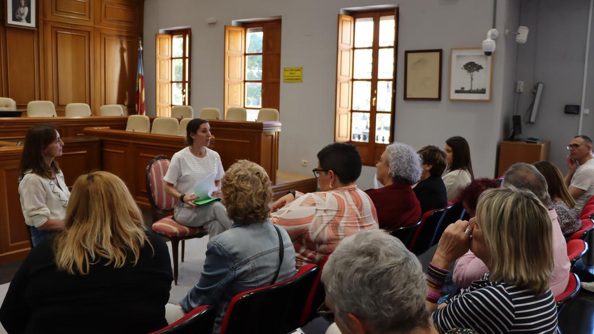 La concejala Yolanda Andrés durante la nueva sesión del Consejo Municipal de Participación Ciudadana de Burjassot.