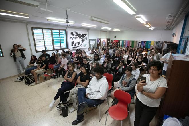 Público de la mesa redonda en la sala polivalente de la Escola d’Art.