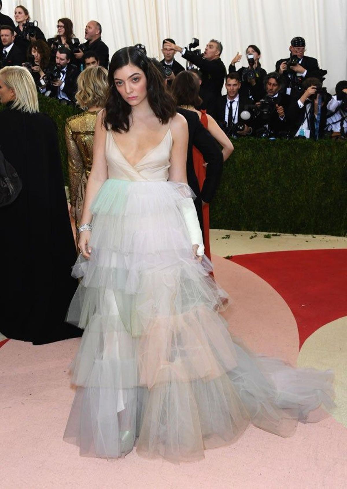 Lorde, de Rodarte, en la alfombra roja de la gala Met 2016.