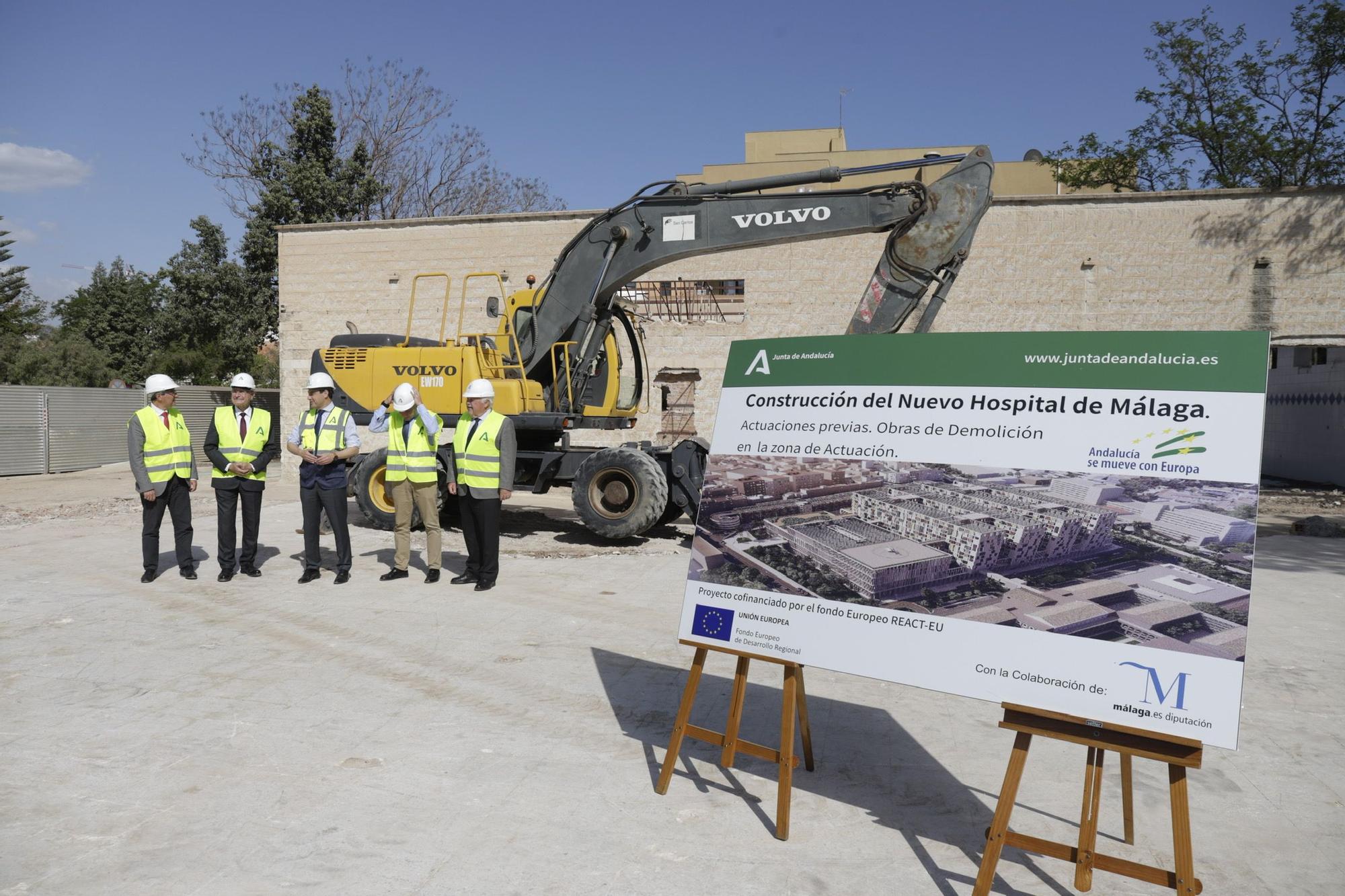 Demolición de las tres naves del Civil donde irá el tercer hospital de Málaga