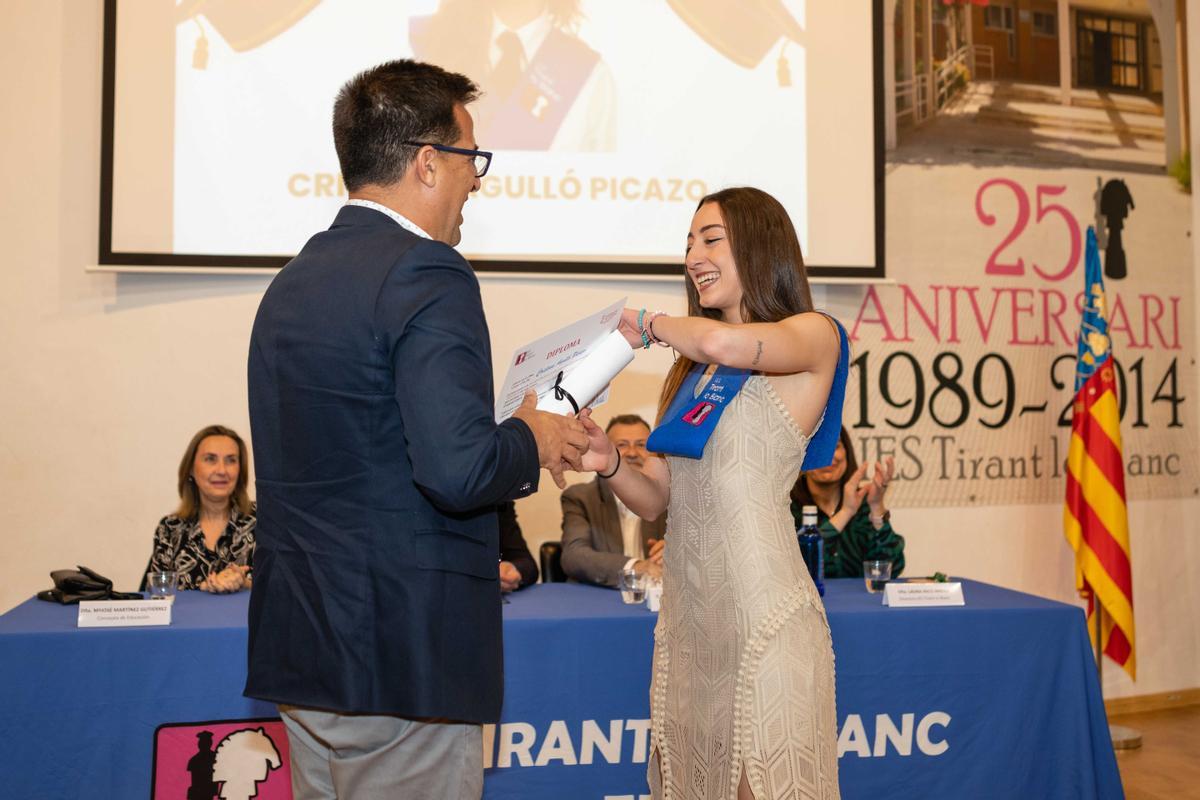 Una alumna recibe el diploma