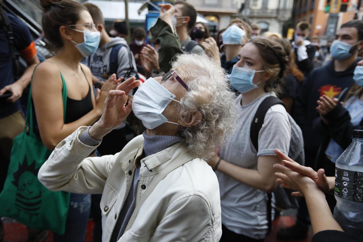 La activista del Gòtic Núria Marcet, en un desahucio en la Rambla el pasado octubre.