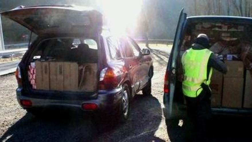 Els dos vehicles que anaven carregats de tabac.