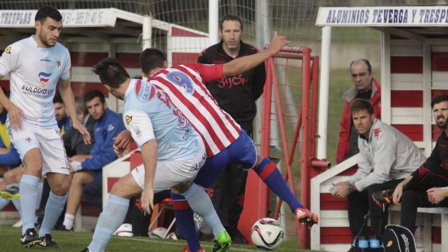 Tomás, al fondo, observa la lucha de Pablo Fernández y Catú.