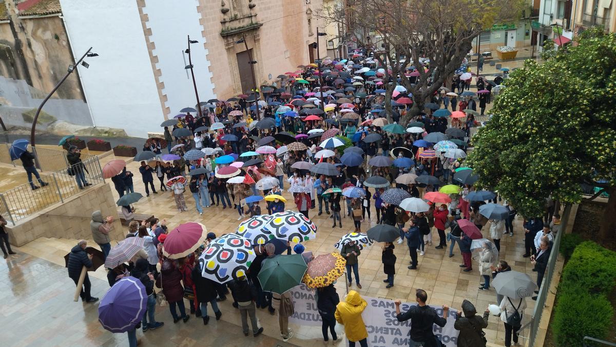 La manifestación ha terminado en la Plaça de l&#039;Ajuntament y con la lluvia arreciando