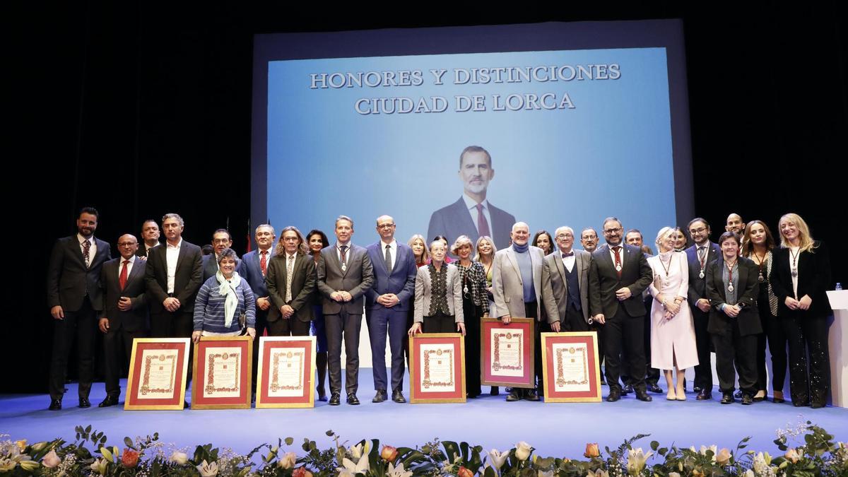 Foto de familia de los distinguidos junto a las autoridades presentes.