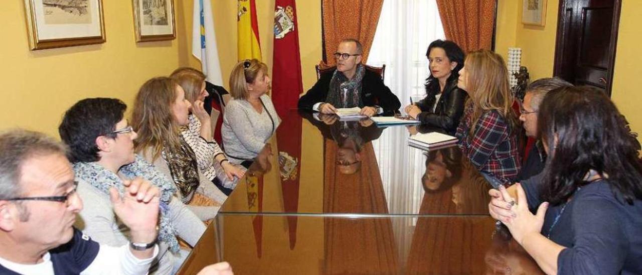 El alcalde, Jesús Vázquez, y los miembros del comité de empresa de Linorsa, en la reunión. // Iñaki Osorio