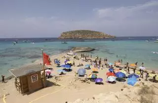 Playas de Ibiza: Mediodía complicado en Platges de Comte, cerrada al baño por un vertido de combustible de un barco