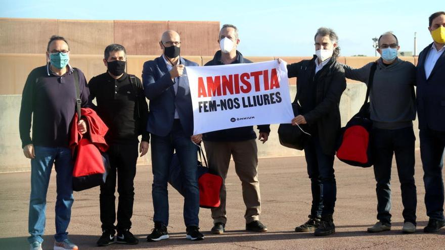 Els set presos de Lledoners despleguen una pancarta a favor de l&#039;amnistia just després de sortir de la presó amb el tercer grau.