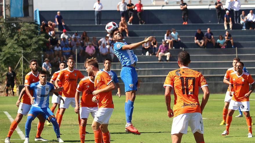 Instante del último partido del filial malaguista en casa, ante el Cartagena, con derrota blanquaizul por 0-2 .