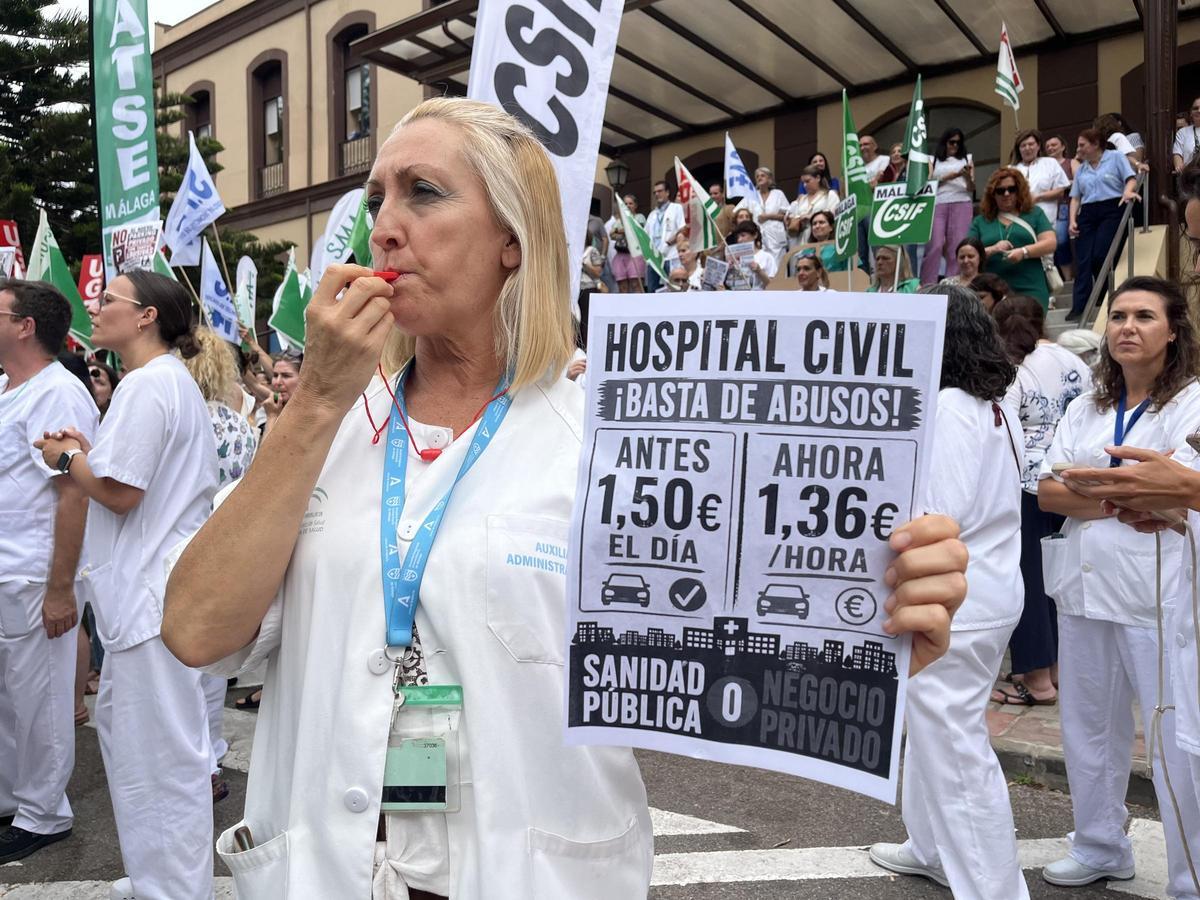 Concentración en el Hospital Civil de Málaga por las nuevas tarifas del parking provisional.