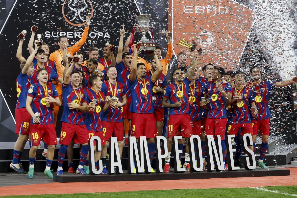 Los jugadores del Barcelona celebran la consecución de su segundo título consecutivo de la Supercopa tras derrotar de nuevo al Real Madrid en la final.