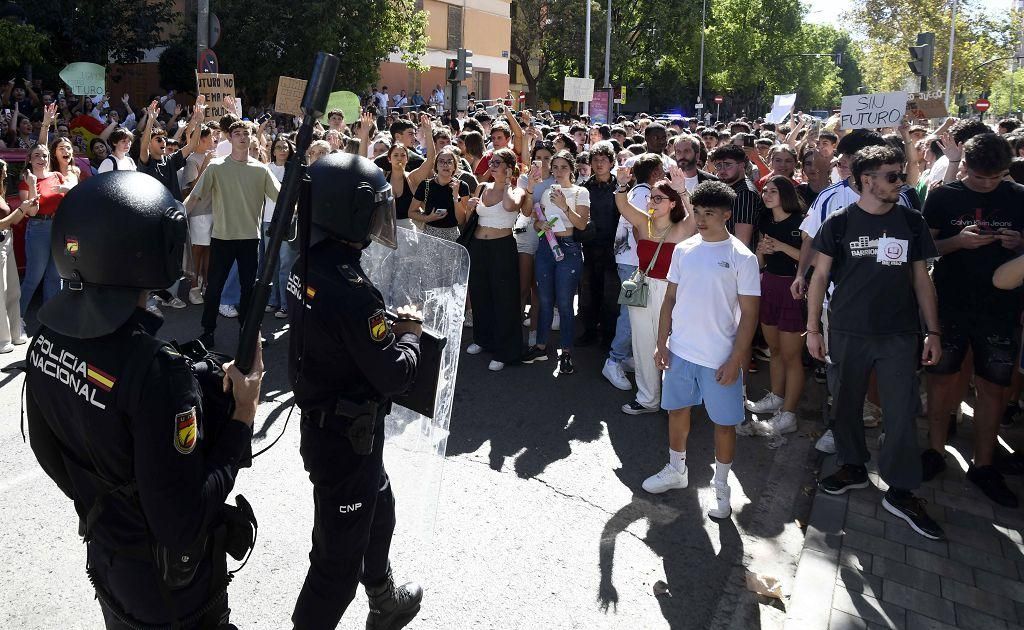 Todas las imágenes de la protesta por la Ebau y las cargas policiales junto a la Consejería de Educación