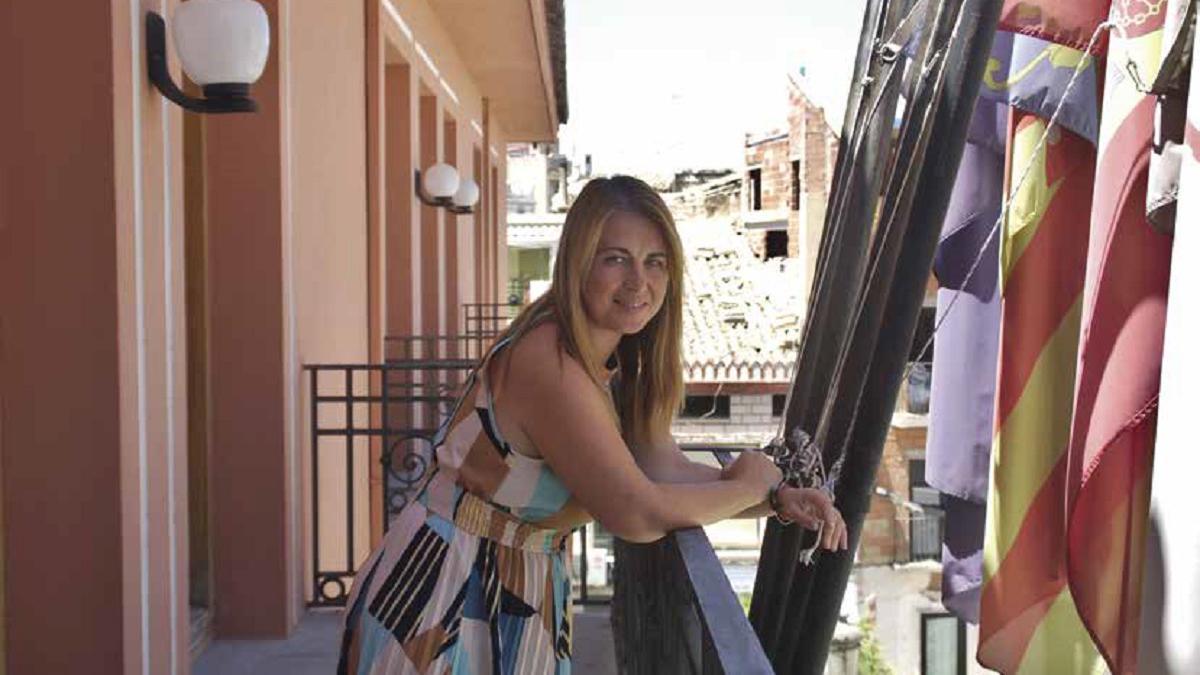 Rocío Cortés Grao, alcaldesa de Requena, en el balcón del Ayuntamiento.