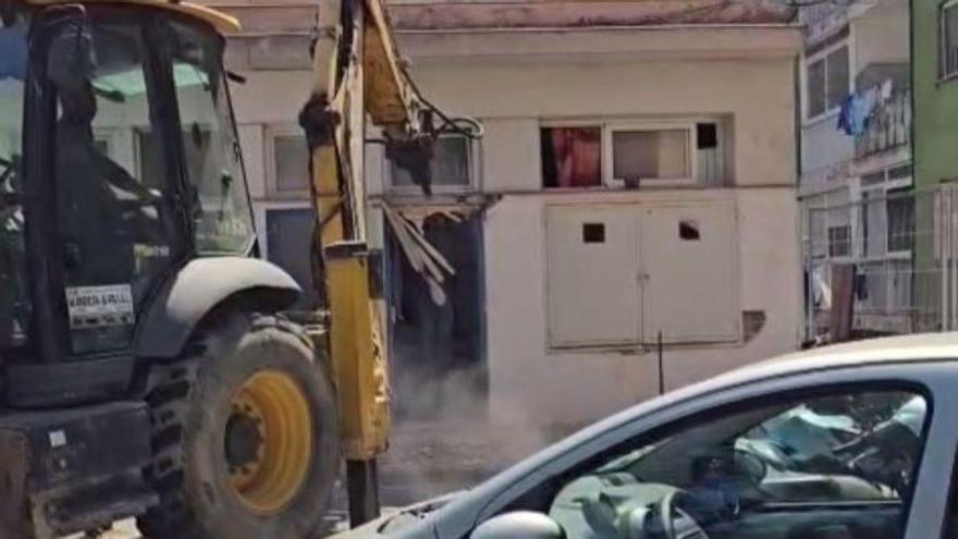 Enderroquen les «portes blaves», els trasters ocupats de la Plantera de Blanes