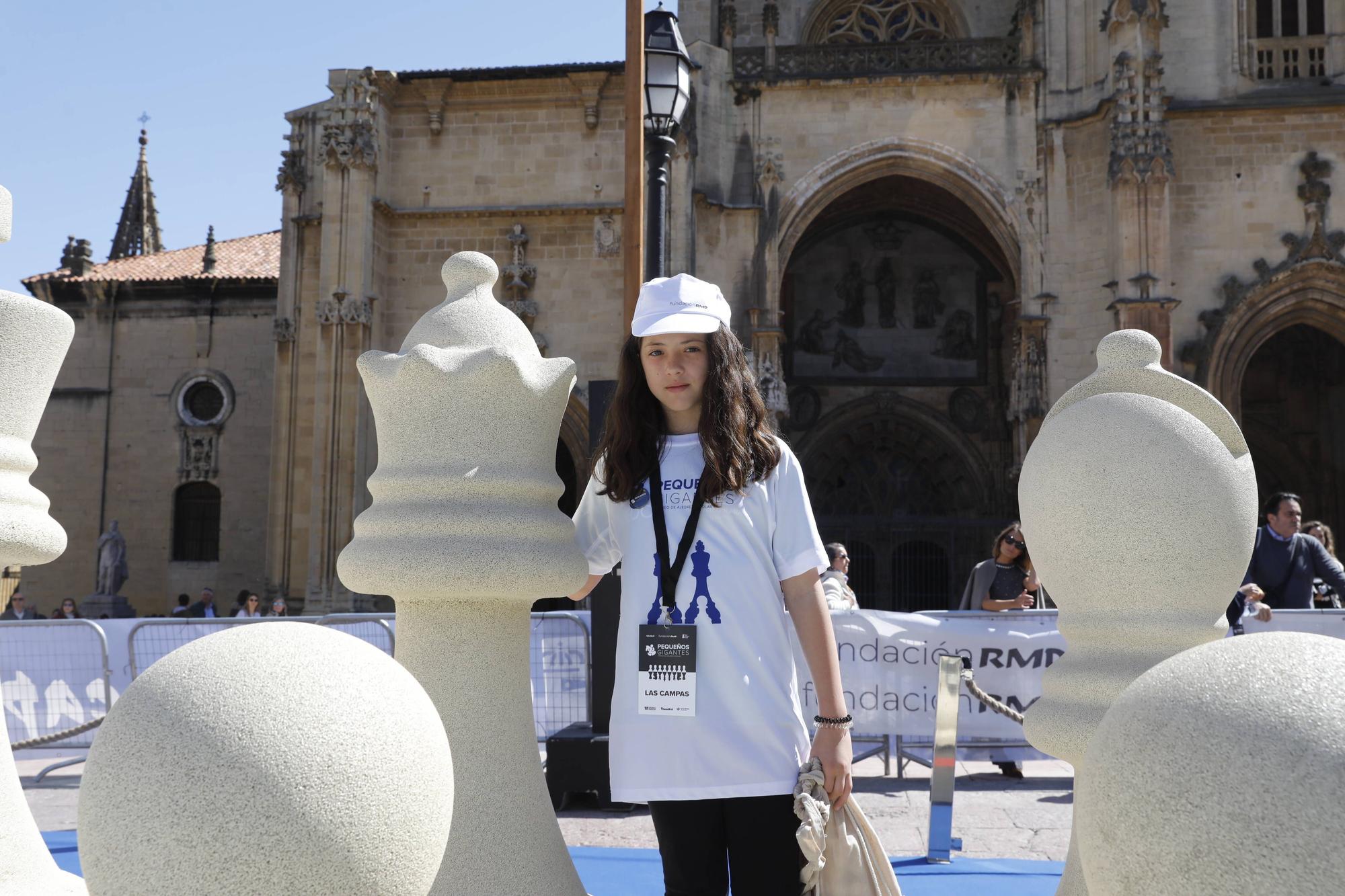 Así fue el torneo de ajedrez con piezas gigantes celebrado en la plaza de la Catedral