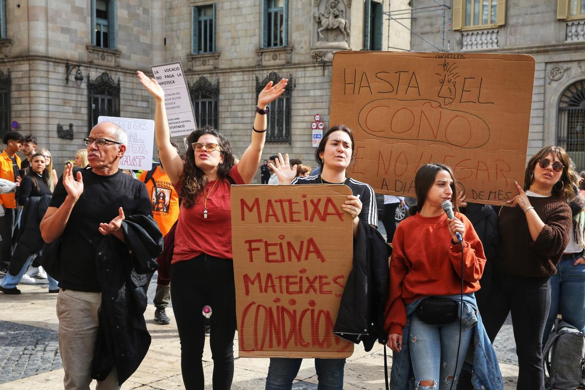 Trabajadores del sector social protestan frente a la Generalitat, este jueves.