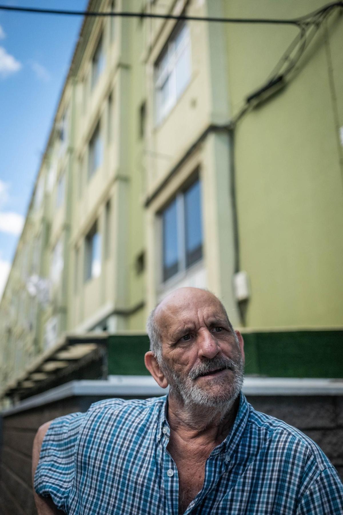 Grietas y desperfectos en el bloque 24 de Somosierra