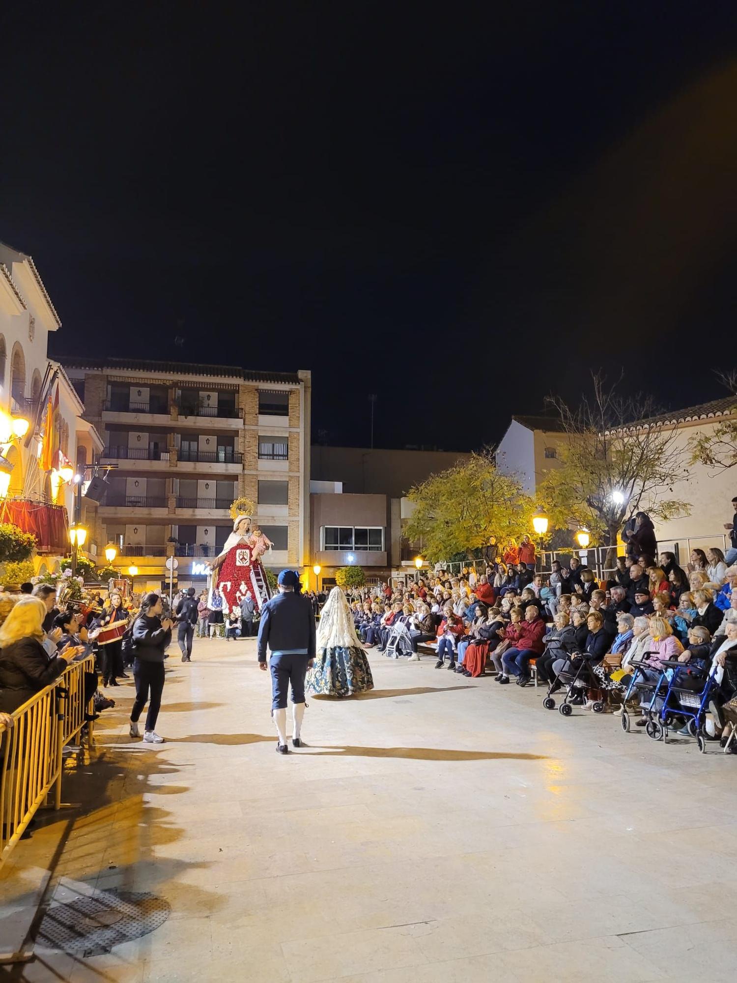 Las cuatro comisiones de l'Eliana ofrecen sus flores a la Virgen del Carmen