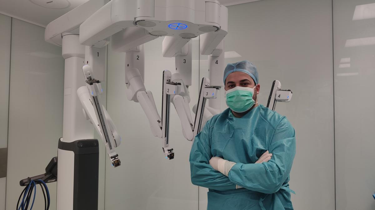 Rodrigo Arroyo, médico residente en el servicio de cirugía torácica.