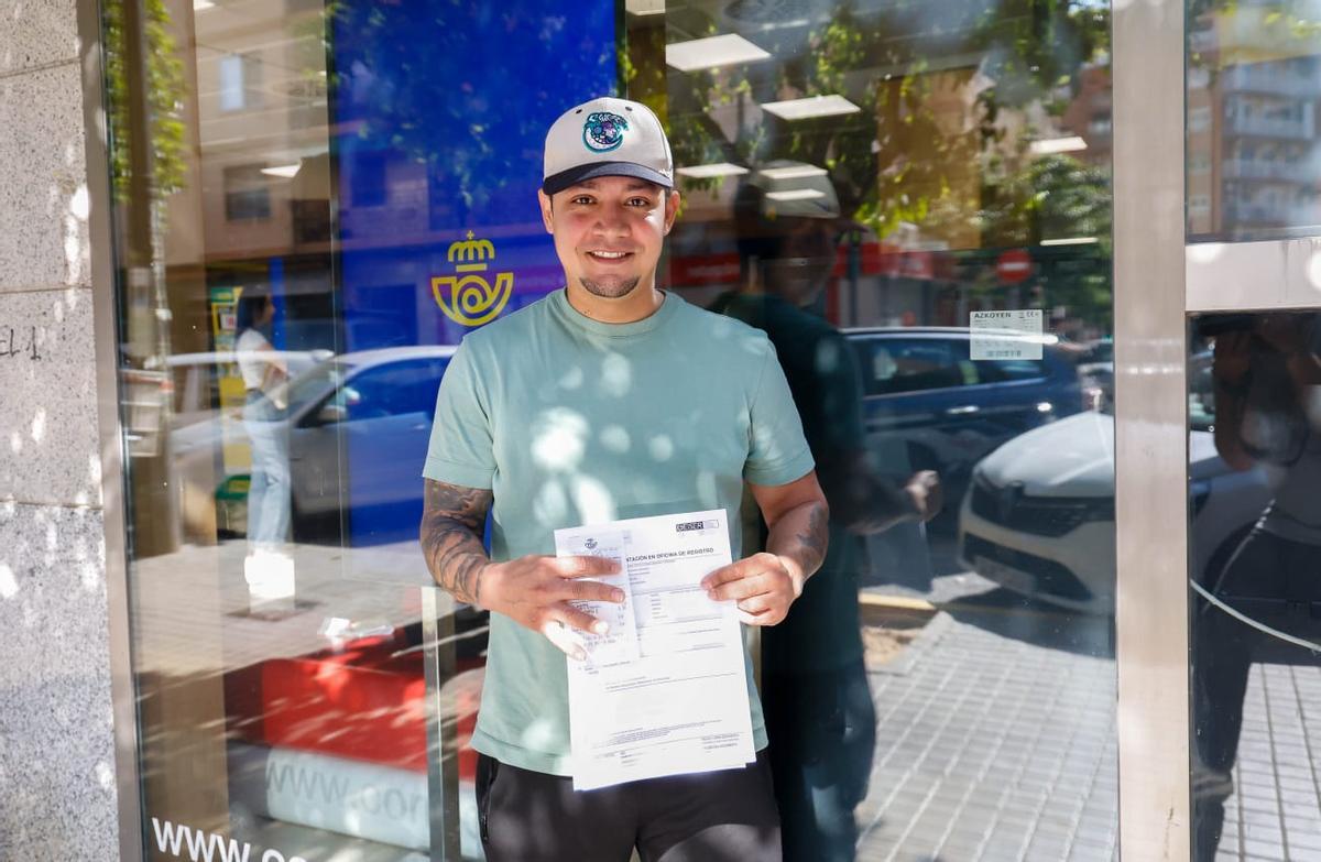 Nolberto a la salida de la oficina de Correos de València.