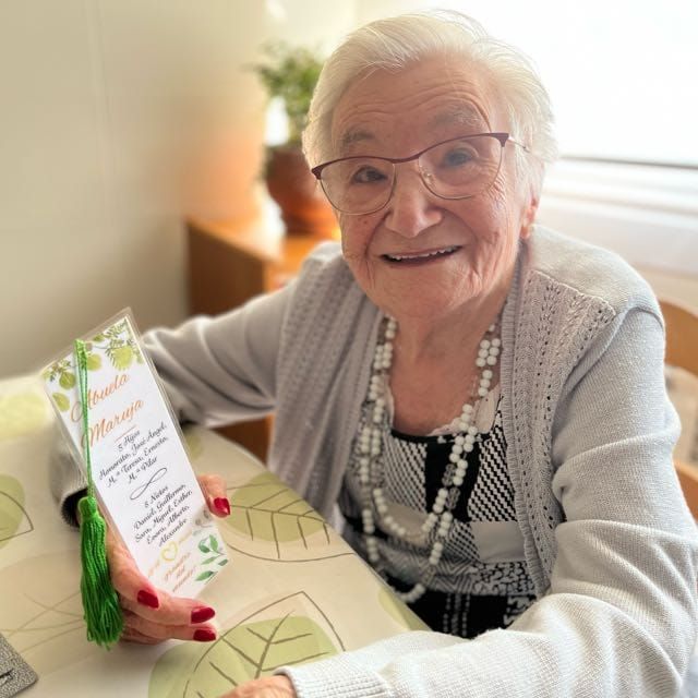 Maruja Martínez, con un detalle en la mano de sus 5 hijos, ocho nietos y cuatro bisnietos.