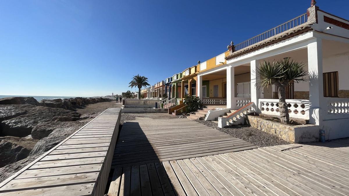 La protección de 'les casetes' de la playa de Nules es una cuestión que se defiende con vehemencia en el municipio