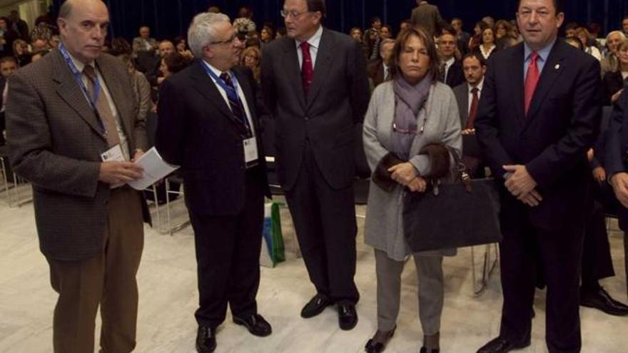 José María Navia-Osorio -en el centro- y Carmen Rodríguez, en una imagen de archivo.