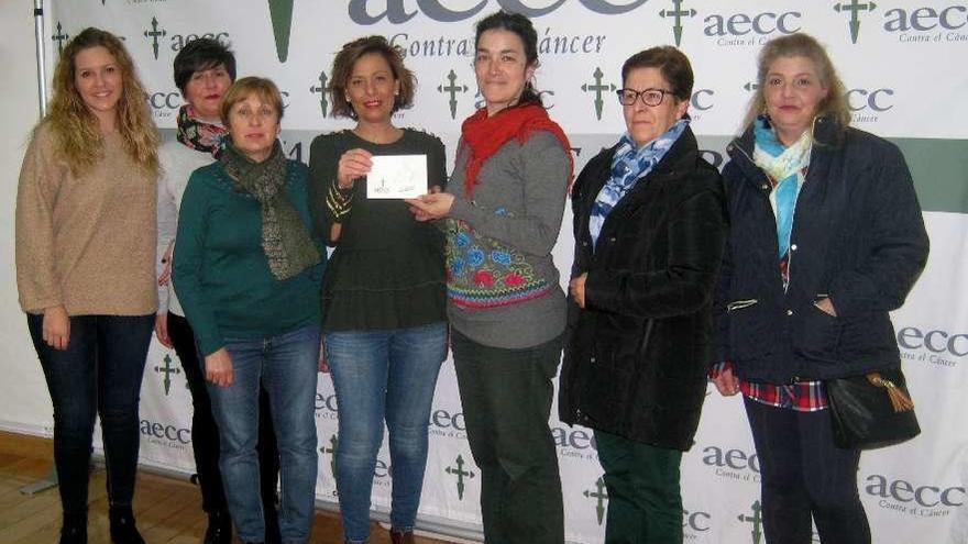 La organización &quot;El Caño&quot; de Vezdemarbán dona 980 euros a la lucha contra el cáncer